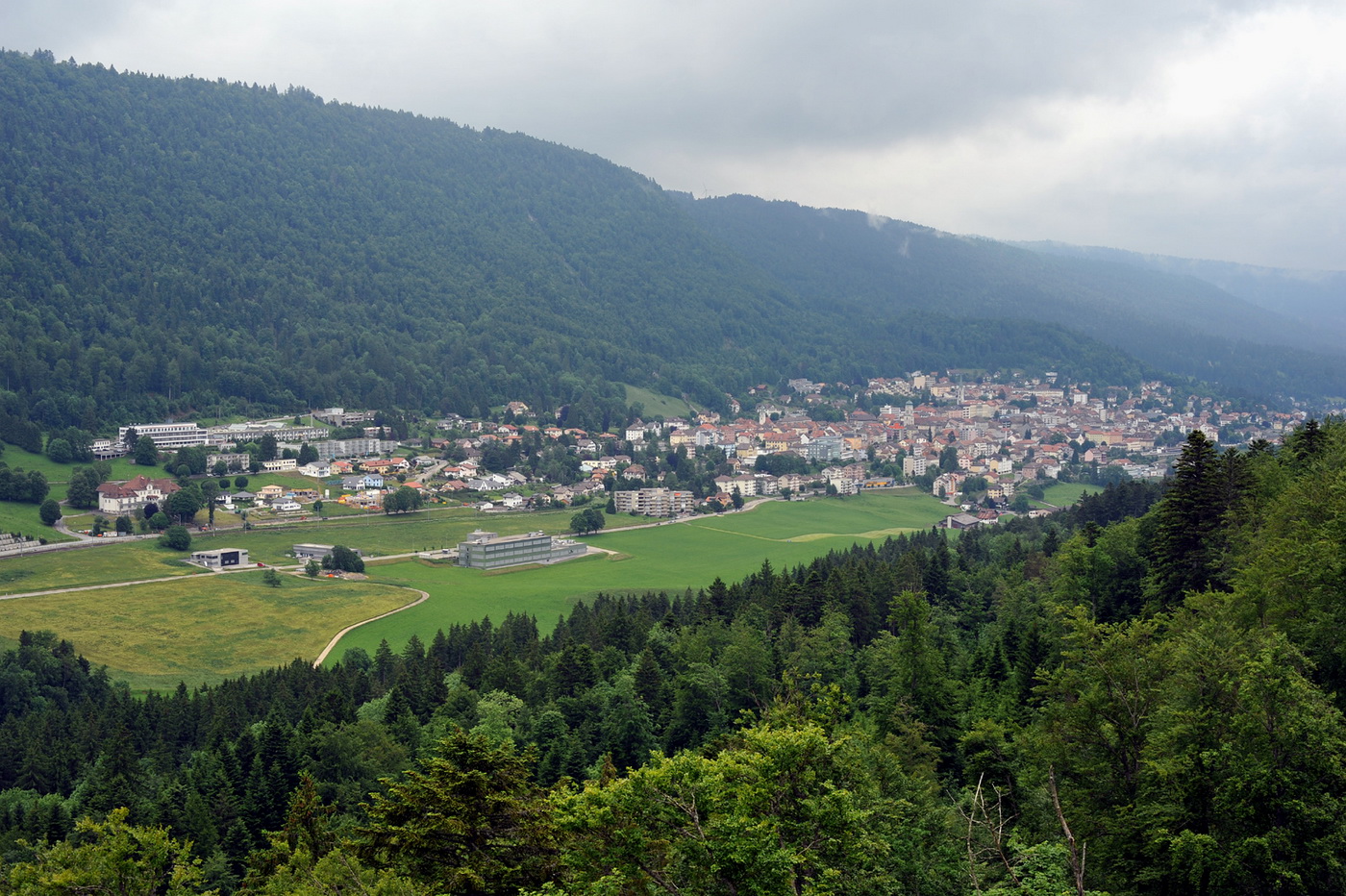 SaintImier liegt auf 820 m ü. M., 15 km nordöstlich von La Chauxde